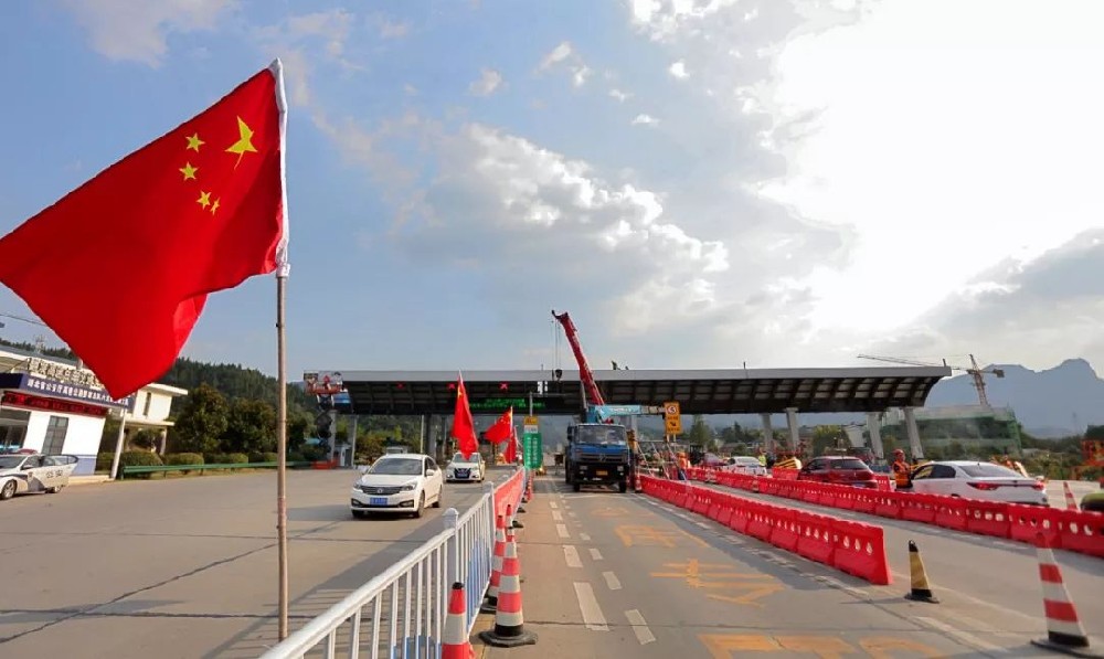 國(guó)慶節(jié)快樂(lè)，向祖國(guó)致敬！